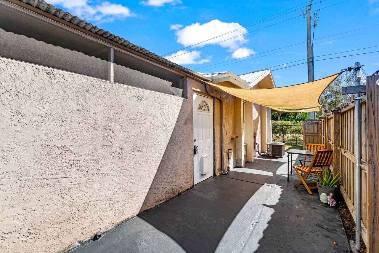 13916 Folkestone Cir - Photo 4 of 35