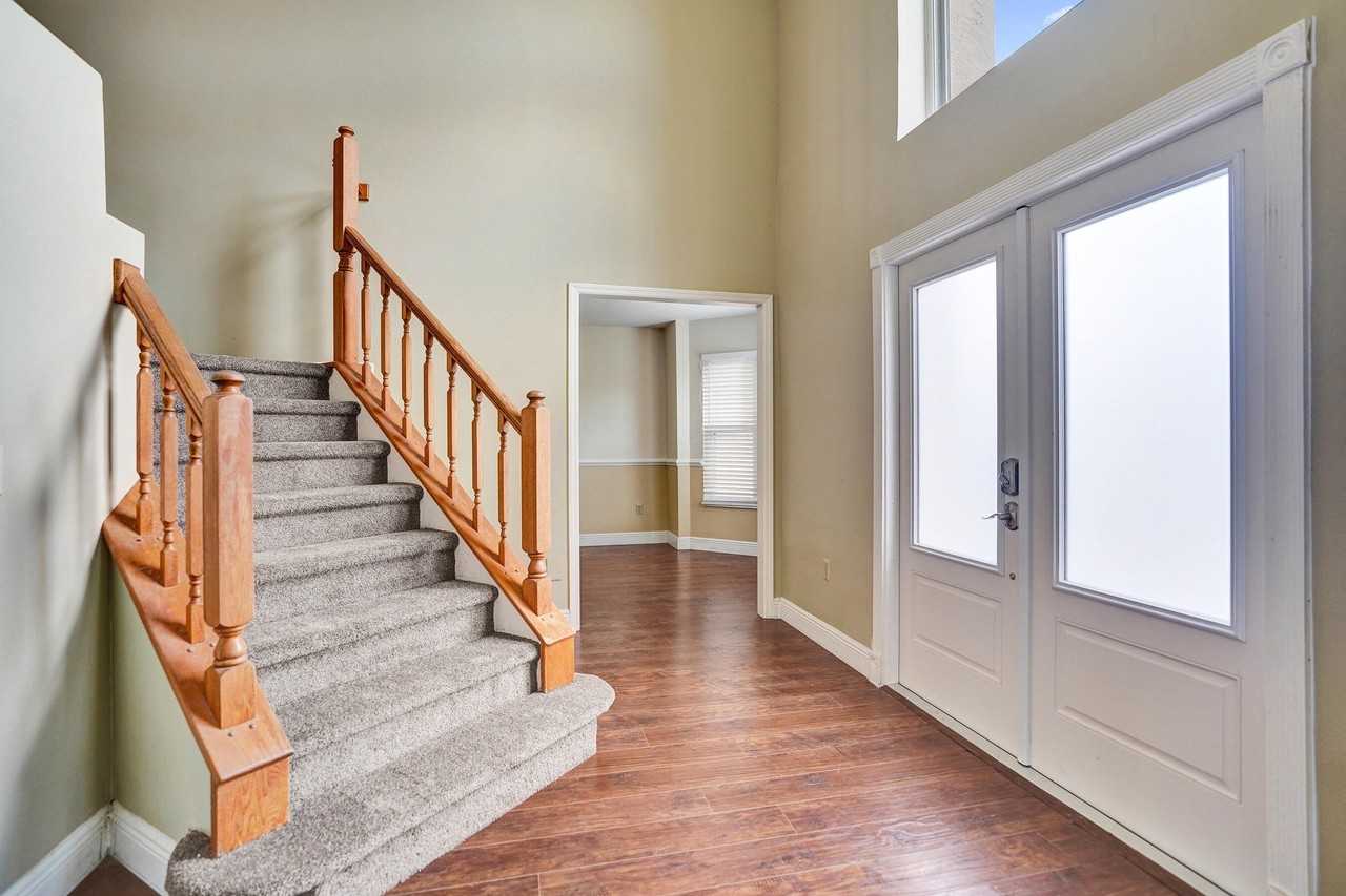 10732 Sea Cliff Cir - Photo 4 of 34