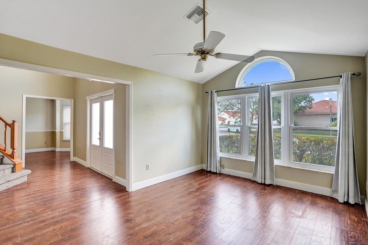 10732 Sea Cliff Cir - Photo 5 of 34