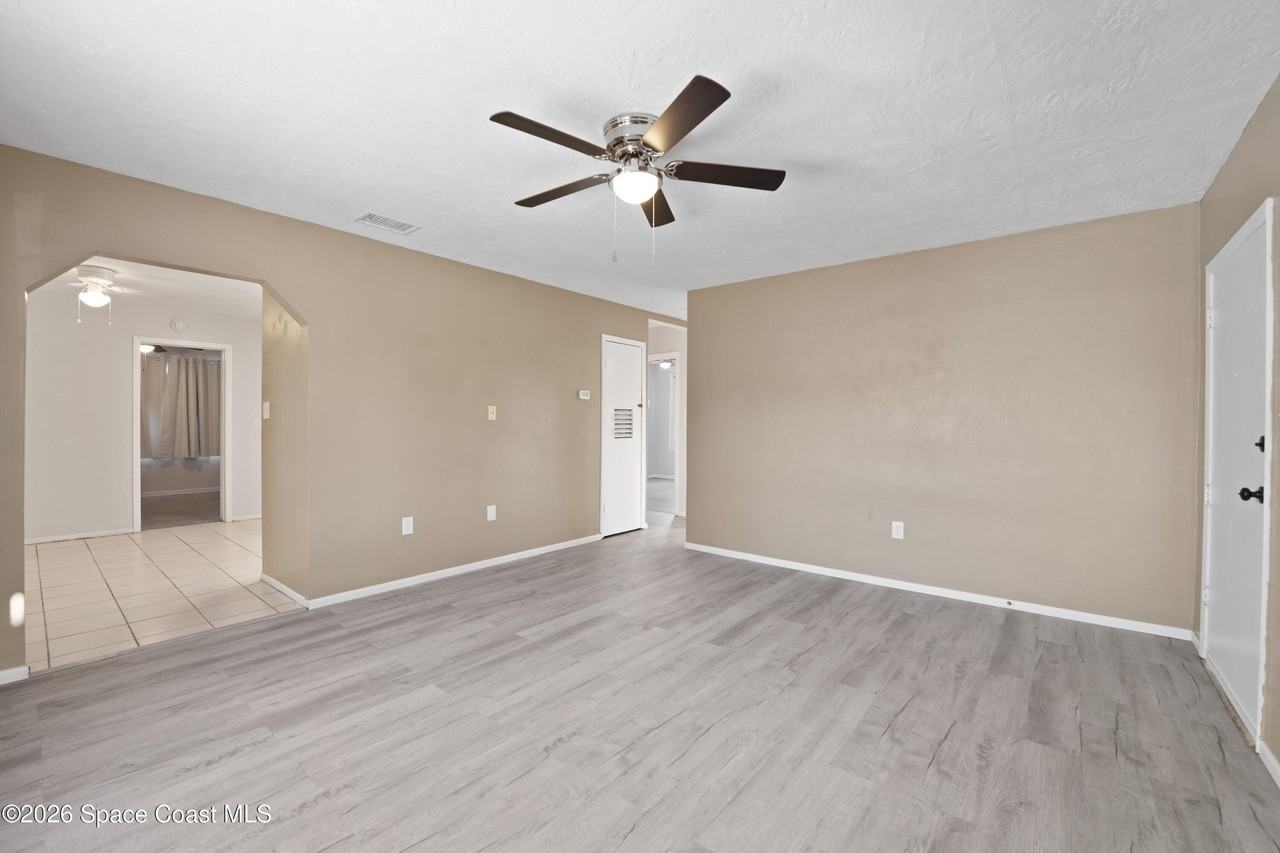 1807 Elizabeth St - Photo 3 of 18