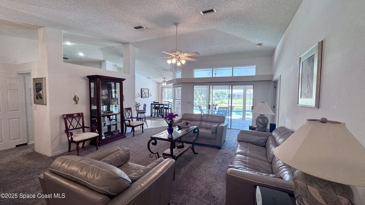 615 Sheridan Woods Dr - Photo 2 of 33