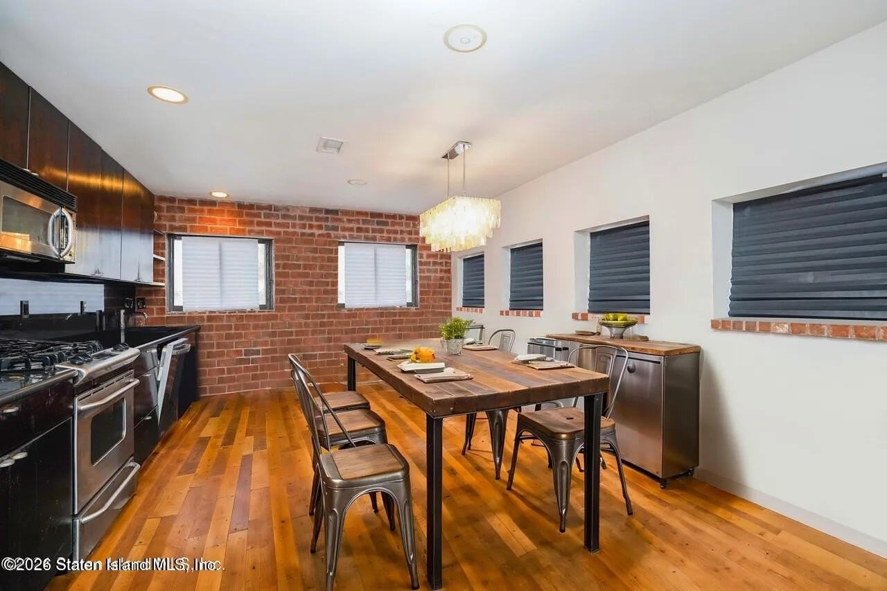 703 Bay St - Photo 2 of 20