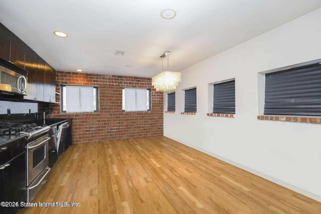 703 Bay St - Photo 3 of 20