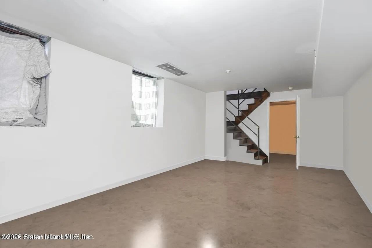 703 Bay St - Photo 6 of 20