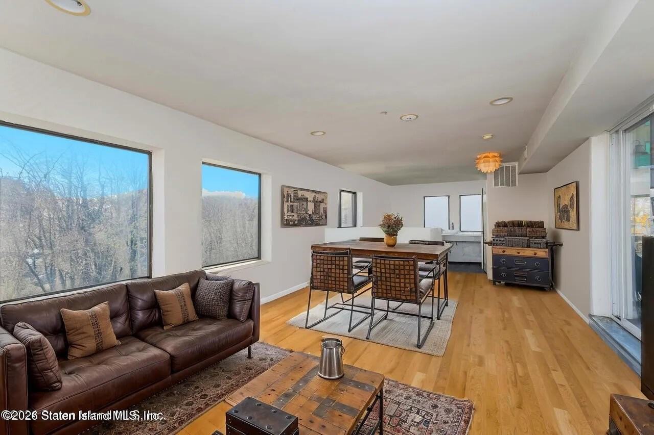 703 Bay St - Photo 7 of 20