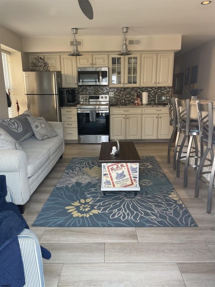 9704 Ventnor Ave - Photo 4 of 19