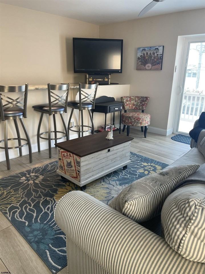 9704 Ventnor Ave - Photo 5 of 19