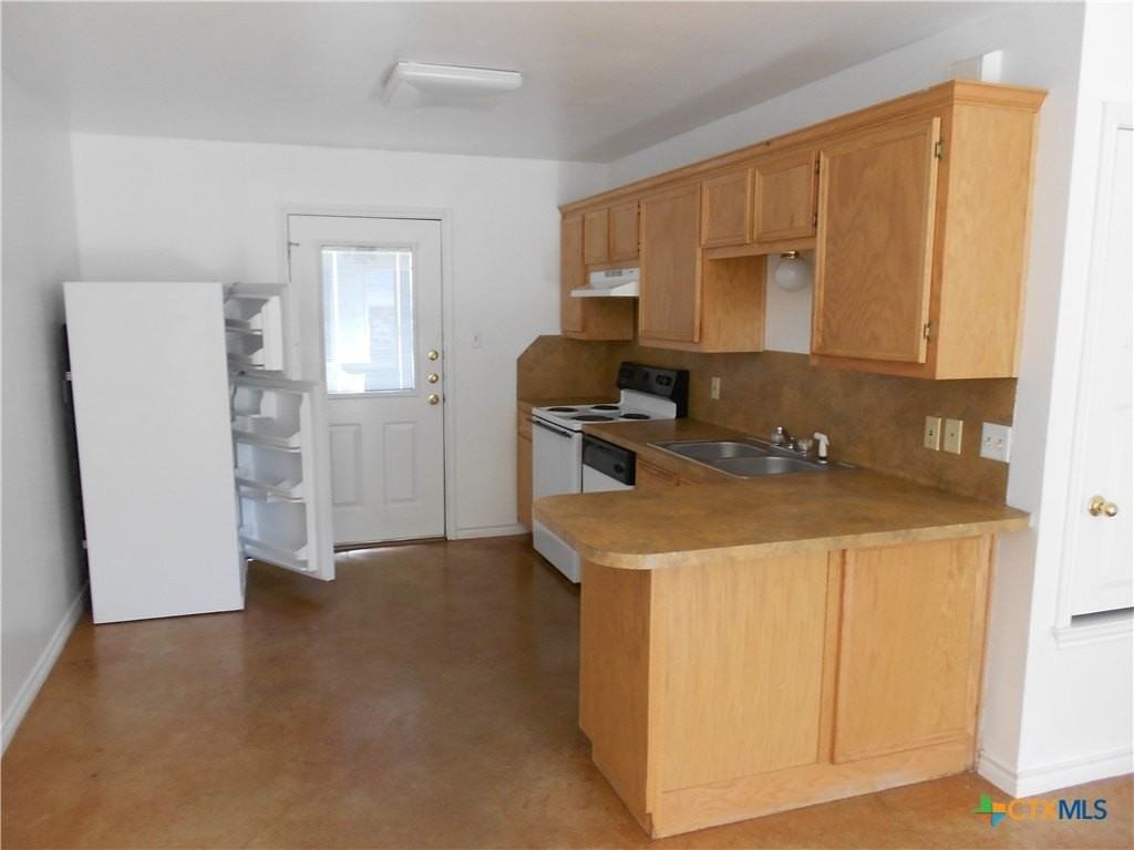 809 E Avenue I - Photo 2 of 9