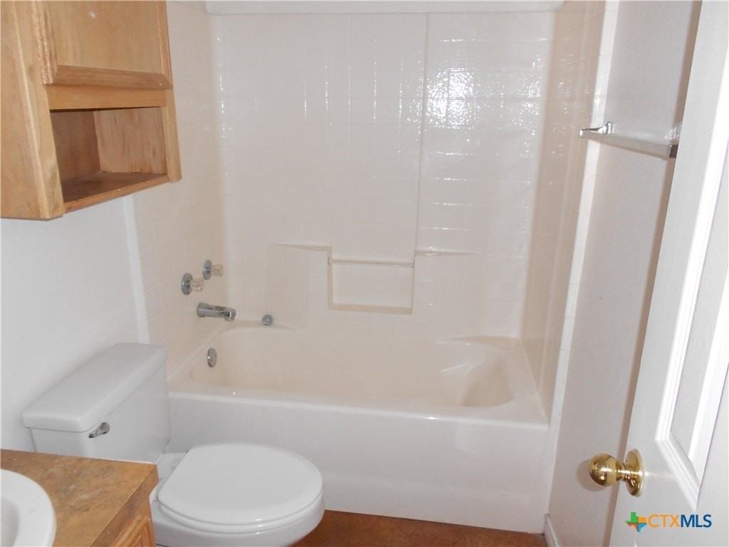 809 E Avenue I - Photo 4 of 9