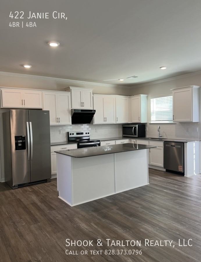 422 Janie Cir - Photo 2 of 15