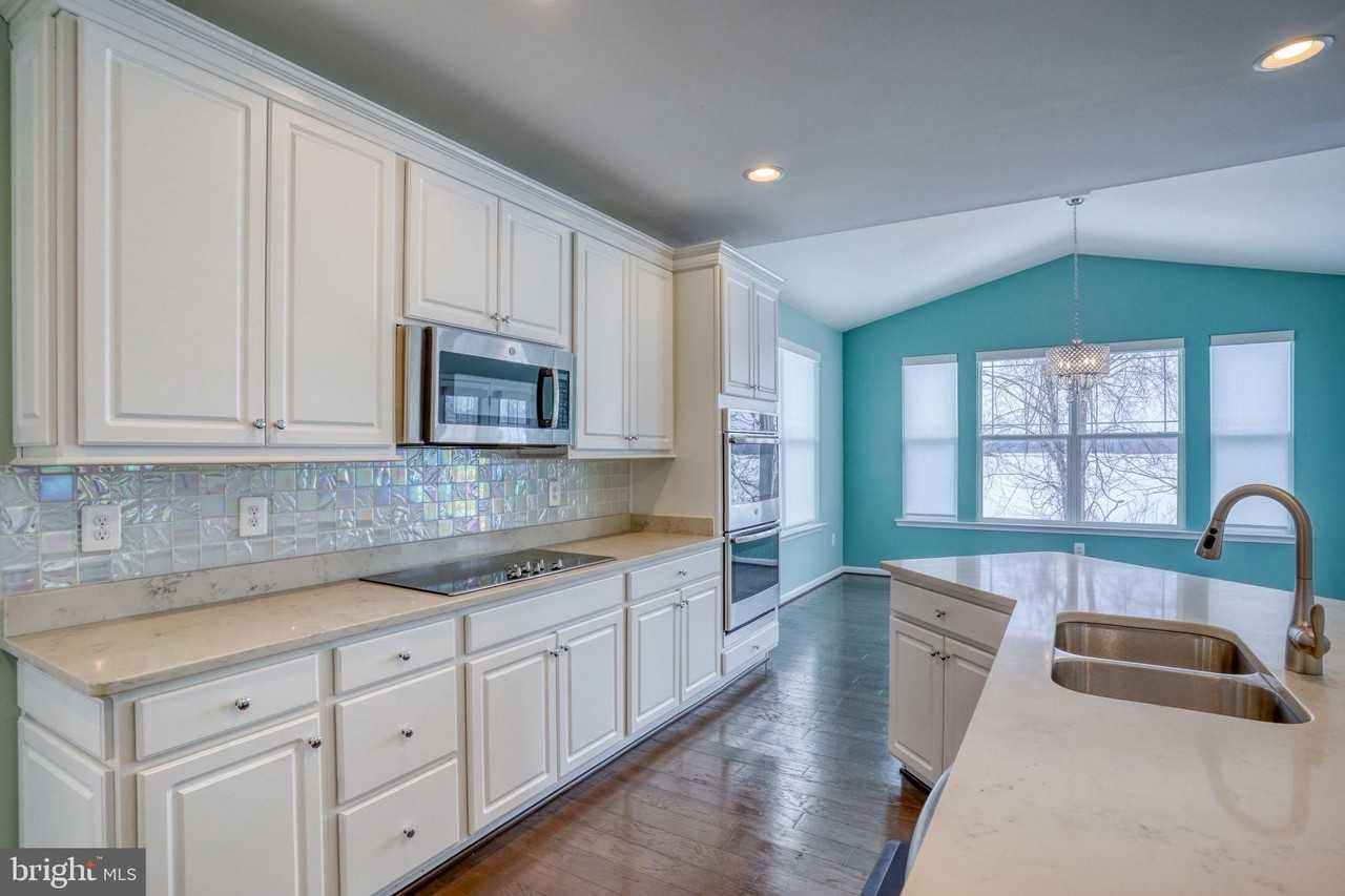 101 Beaufort Ct - Photo 2 of 50