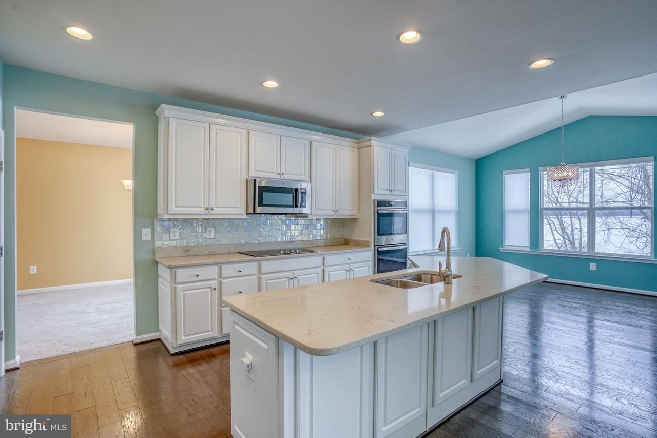 101 Beaufort Ct - Photo 3 of 50