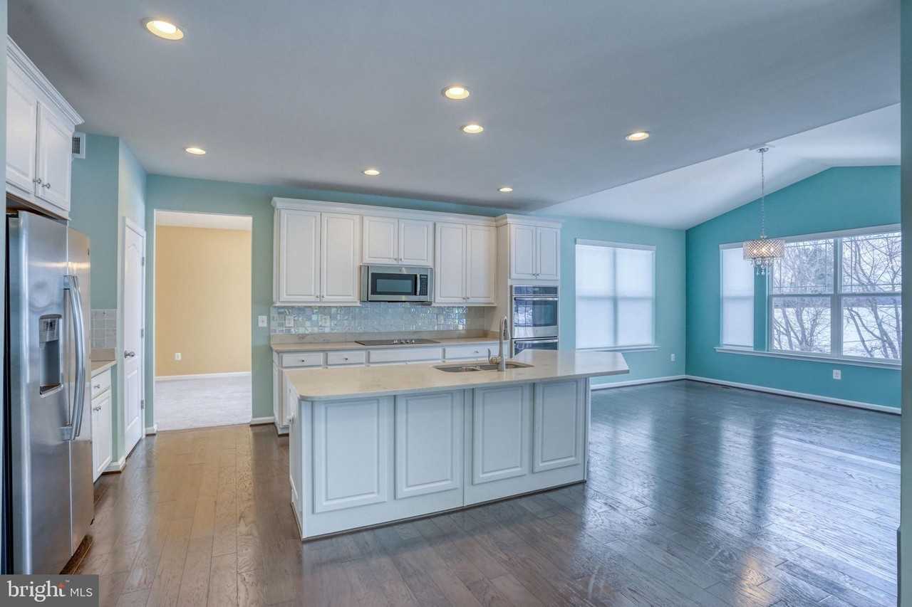 101 Beaufort Ct - Photo 7 of 50