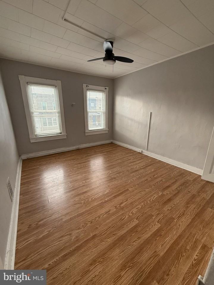 223 Grundy St - Photo 2 of 8