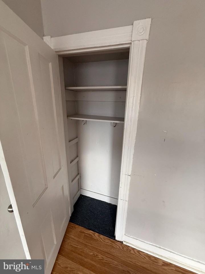 223 Grundy St - Photo 5 of 8