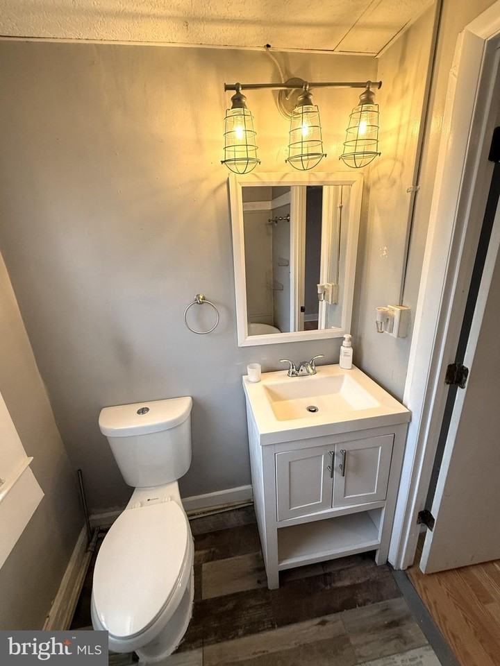 223 Grundy St - Photo 6 of 8