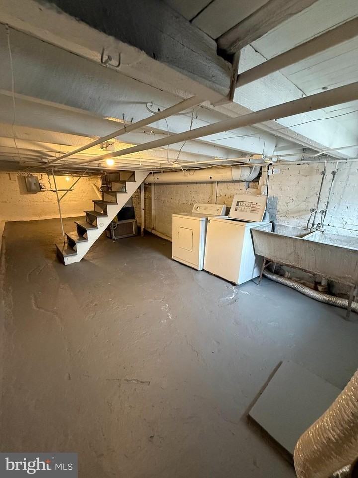 223 Grundy St - Photo 7 of 8