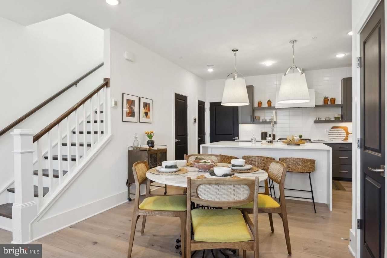 111 E Cromwell St - Photo 3 of 30