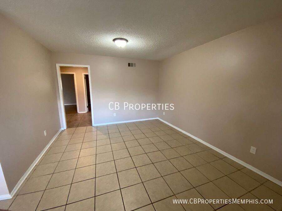 1317 Halcomb Ln - Photo 2 of 12