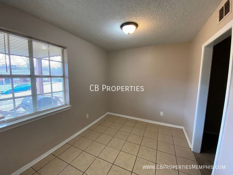 1317 Halcomb Ln - Photo 4 of 12