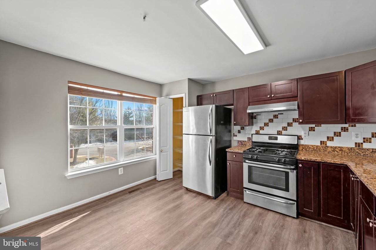 8833 Hawthorne Ct - Photo 5 of 42