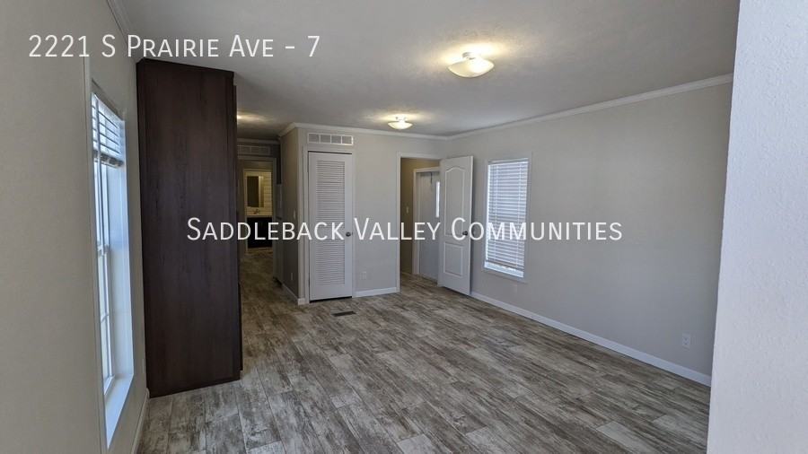 2221 S Prairie Ave #7 - Photo 2 of 10