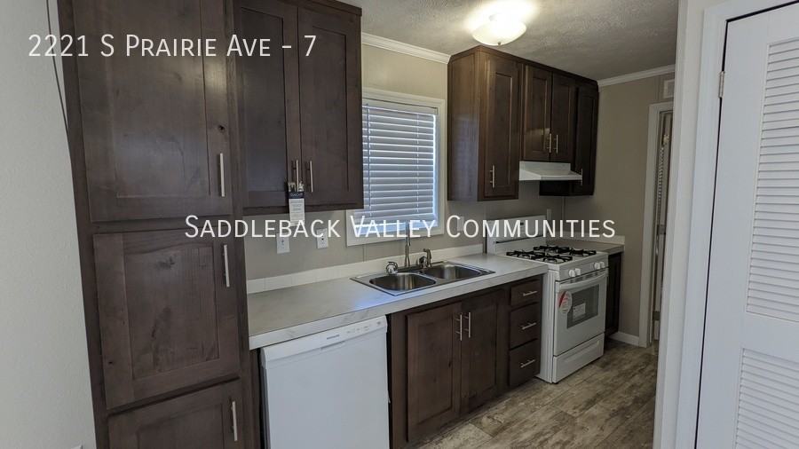 2221 S Prairie Ave #7 - Photo 4 of 10