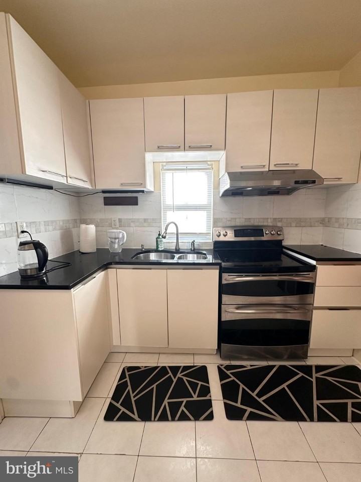 411 Rowan Ave - Photo 7 of 12