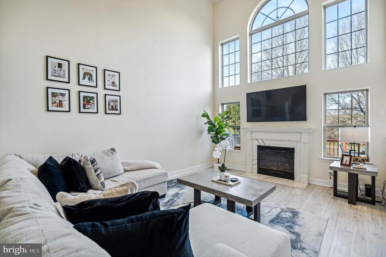 1855 Creekview Ln - Photo 4 of 30