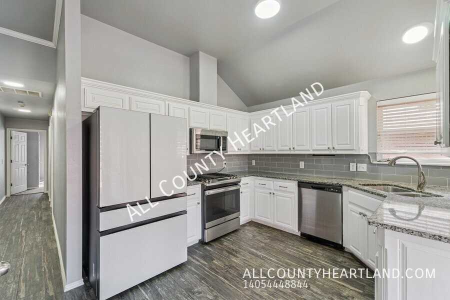 2821 Nw 170th St - Photo 4 of 15