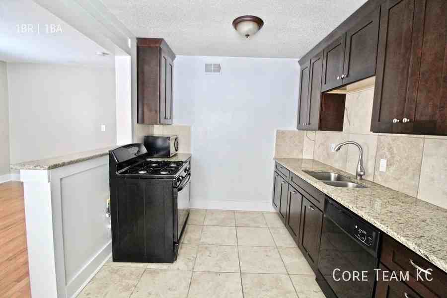 4328 Roanoke Pkwy #305 - Photo 6 of 13