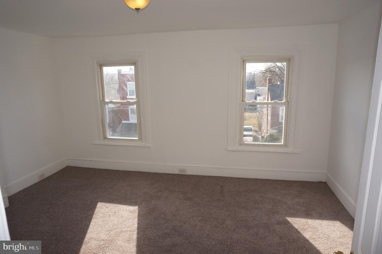 221 E Wood St - Photo 4 of 20