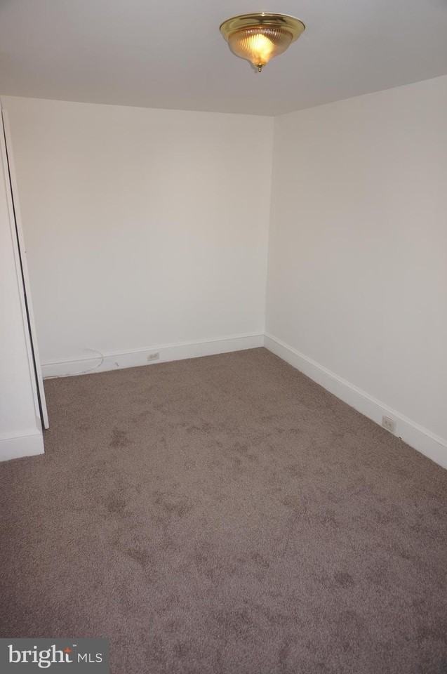 221 E Wood St - Photo 5 of 20