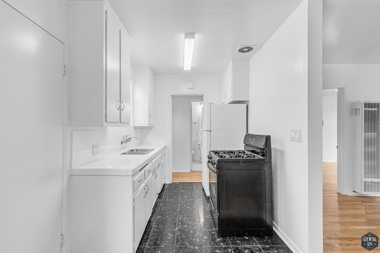 1342 Yale St #B - Photo 7 of 20