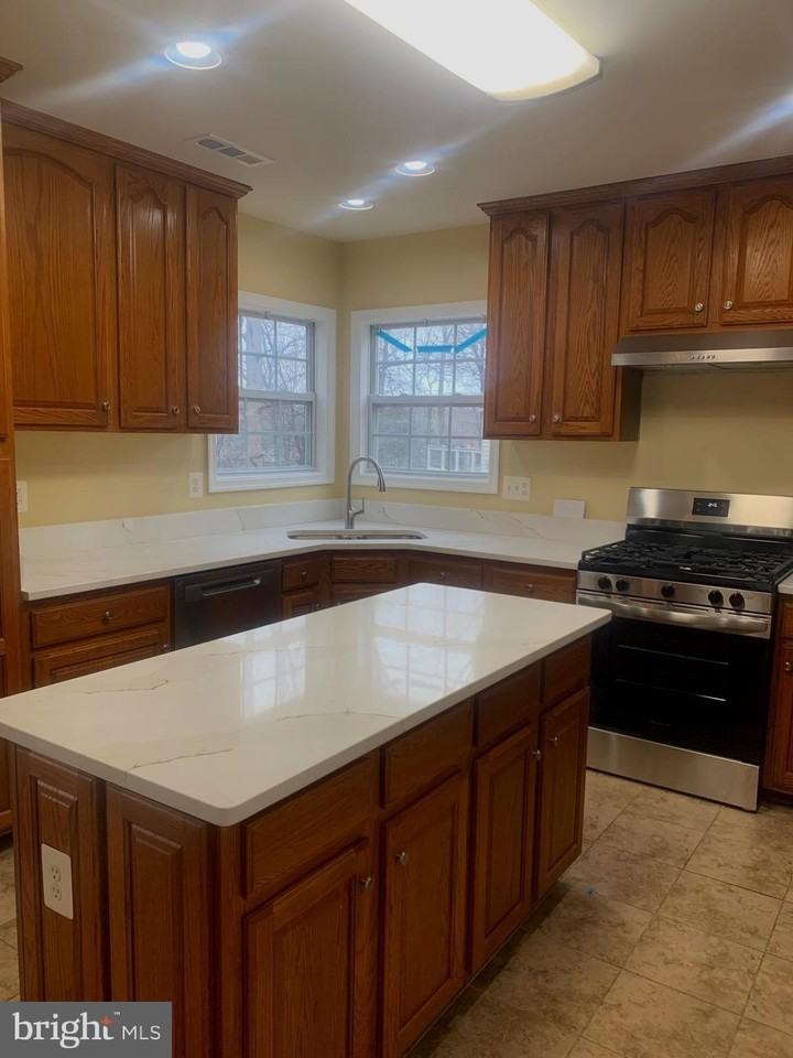 9404 Buckhall Farm Ct - Photo 3 of 15