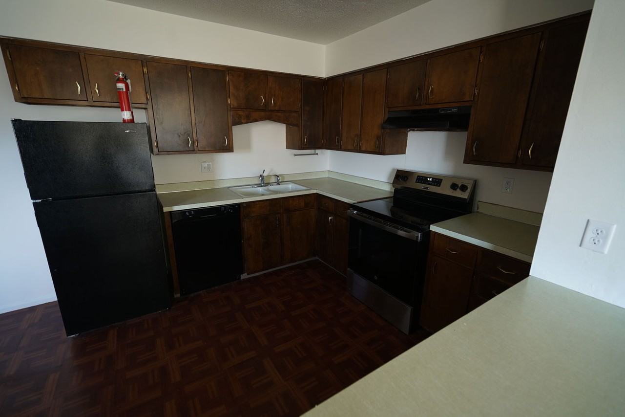 2525 Bremer Dr - Photo 3 of 6