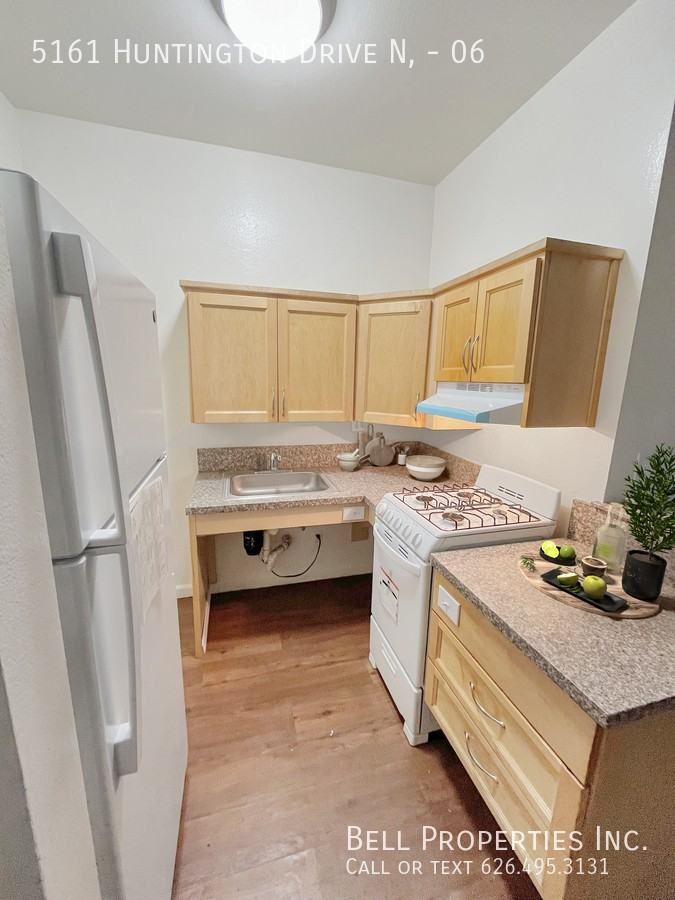 5161 Huntington Dr N #06 - Photo 2 of 11