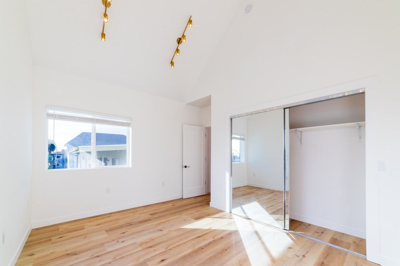 4369 Rosewood Ave - Photo 5 of 35