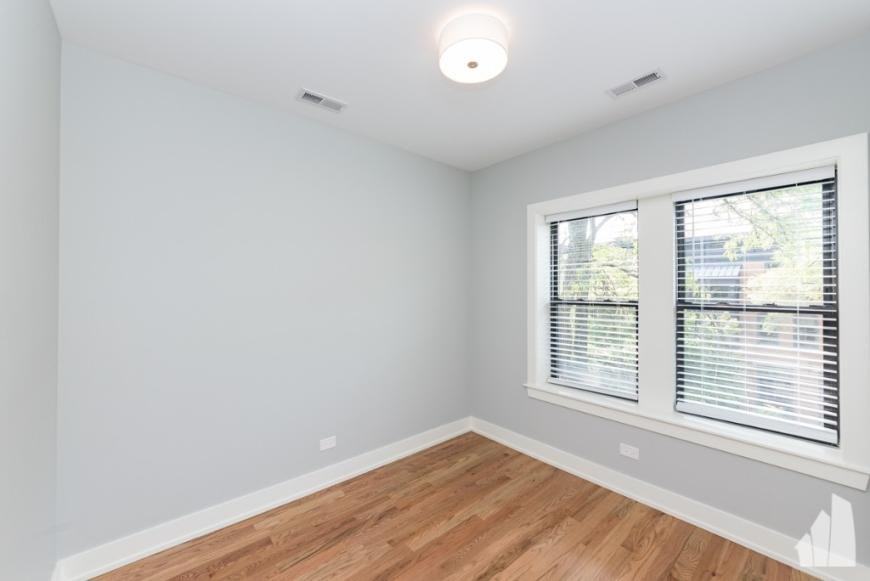 2107 N Sedgwick St - Photo 3 of 7