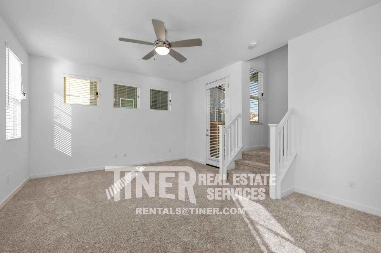 220 Cinema St - Photo 2 of 31