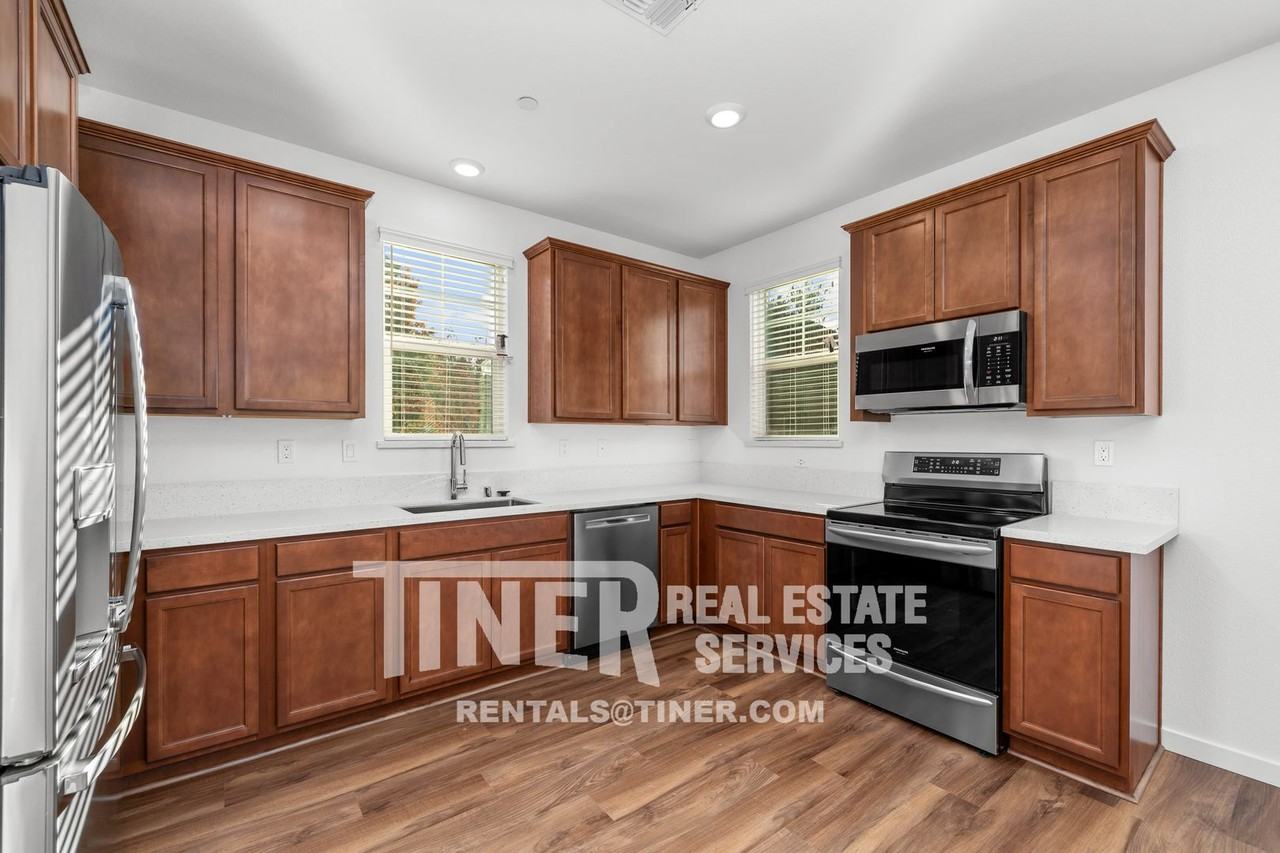 220 Cinema St - Photo 3 of 31