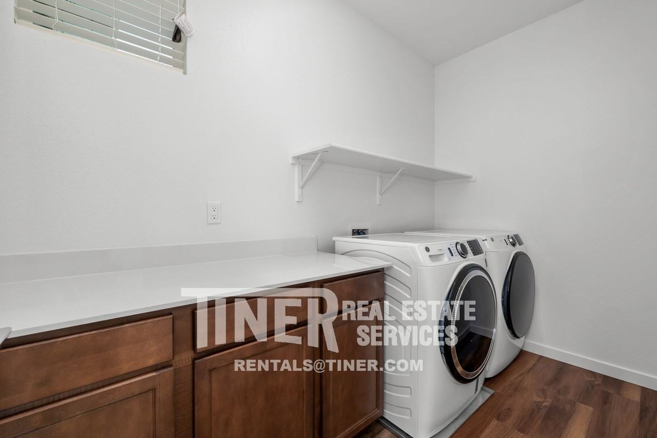 220 Cinema St - Photo 4 of 31