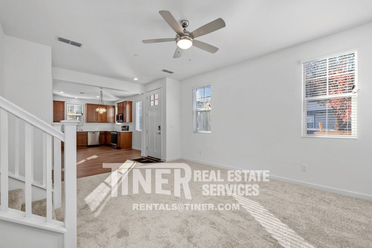 220 Cinema St - Photo 5 of 31