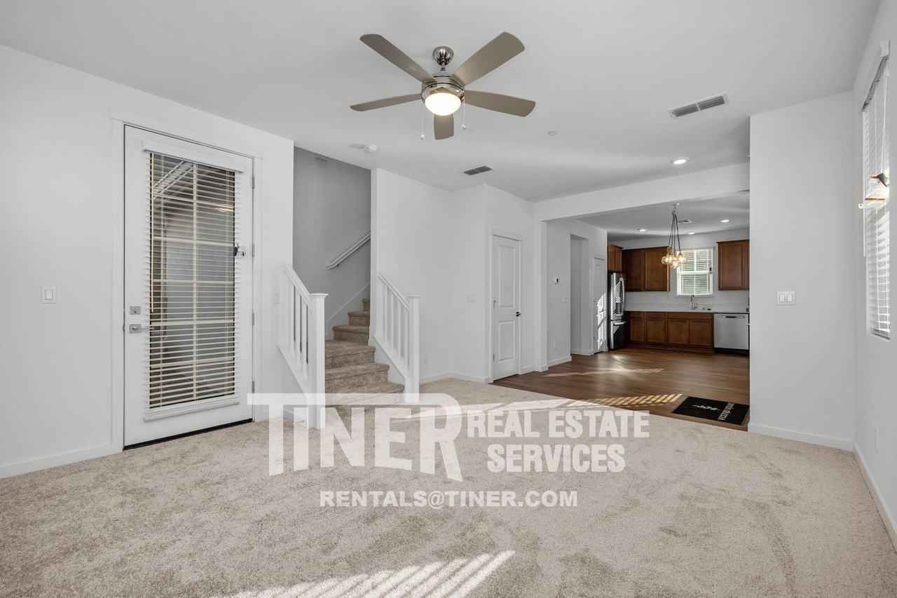 220 Cinema St - Photo 7 of 31