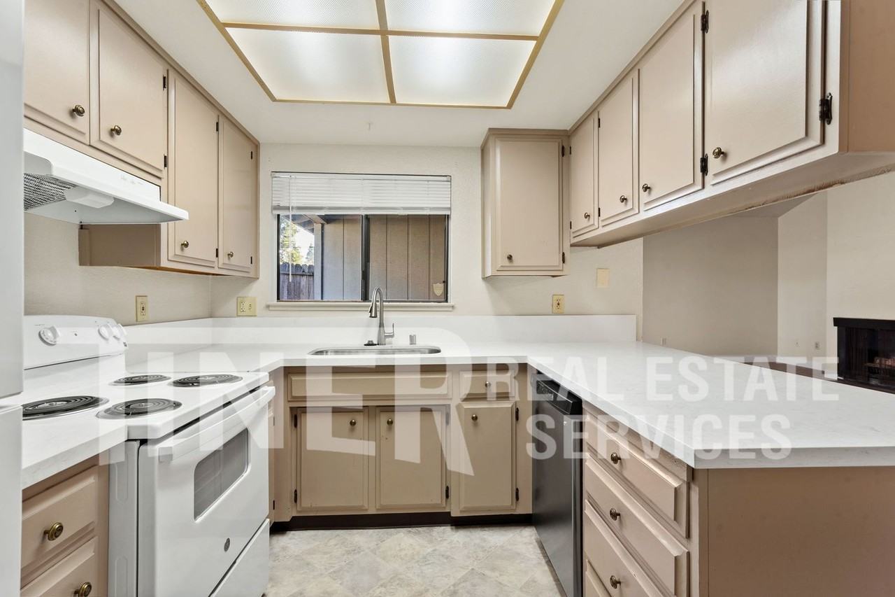 9282 Corinthian Cir - Photo 2 of 22