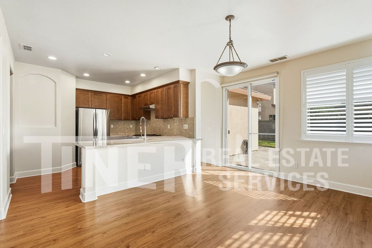 2500 Merlin Way - Photo 2 of 27