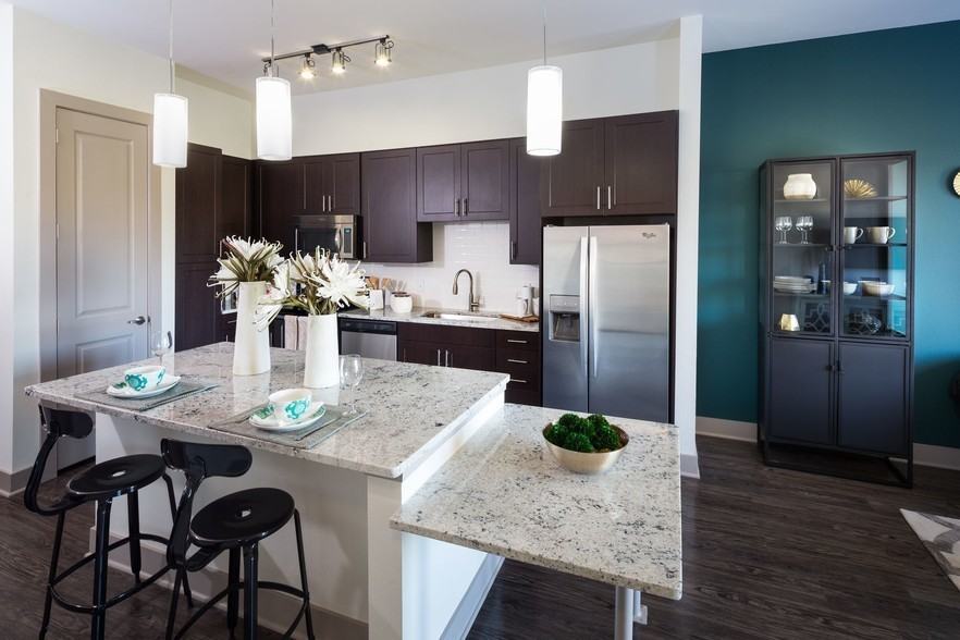 909 Lake Carolyn Pkwy #27615 - Photo 2 of 8