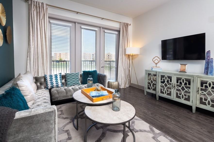 909 Lake Carolyn Pkwy #27615 - Photo 3 of 8