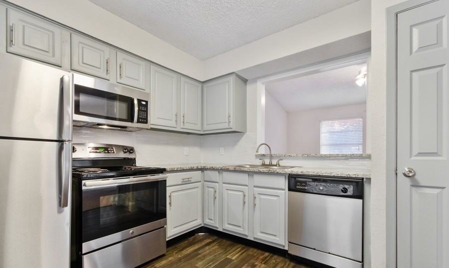 2521 Summer Tree Cir #3203 - Photo 5 of 10