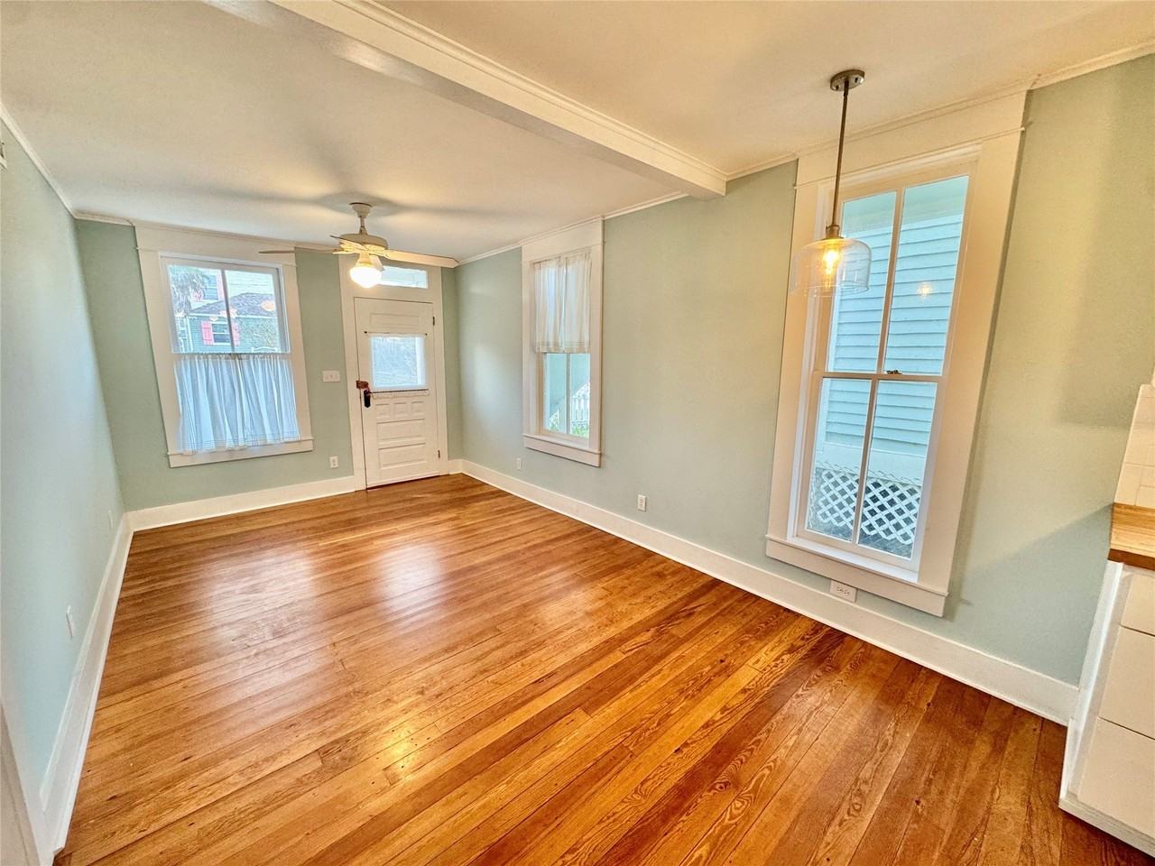 2119 Avenue O 1/2 - Photo 4 of 20